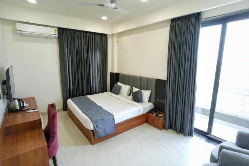 hotel highway queen