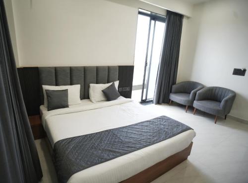 hotel highway queen
