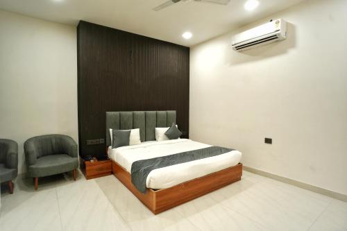 hotel highway queen