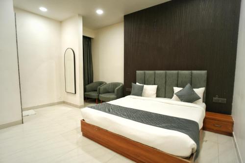 hotel highway queen
