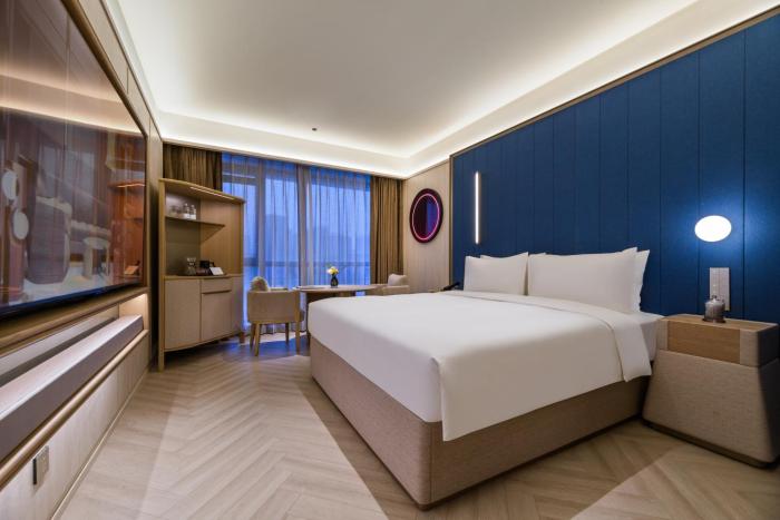 crystal hotel lujiazui financial center