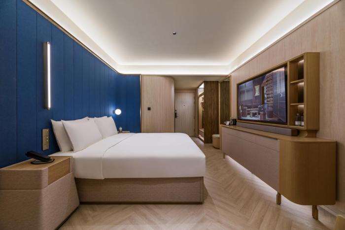 crystal hotel lujiazui financial center