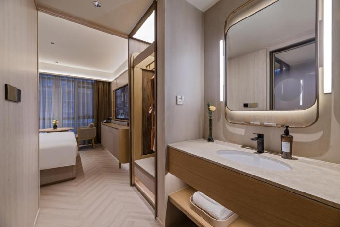 crystal hotel lujiazui financial center