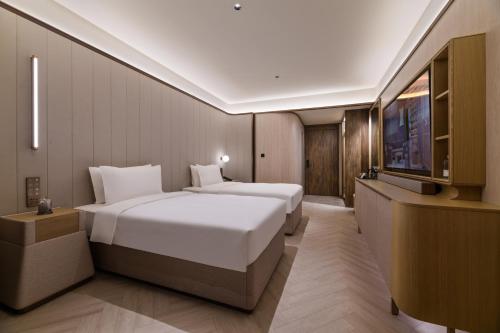 crystal hotel lujiazui financial center
