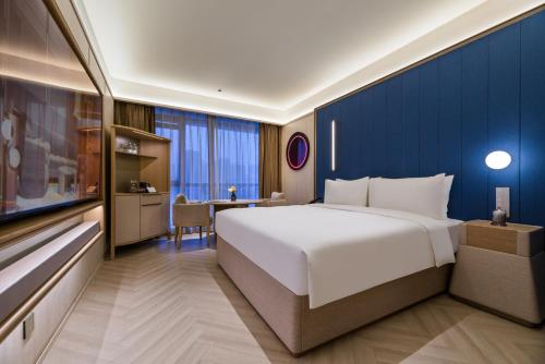 crystal hotel lujiazui financial center