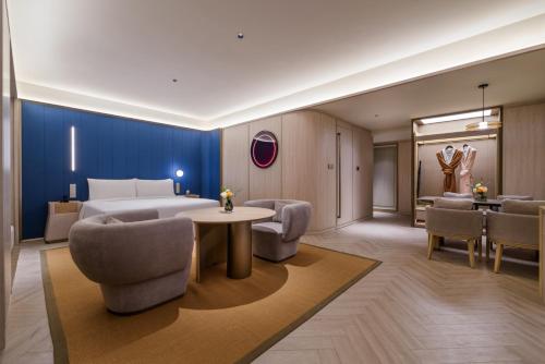 crystal hotel lujiazui financial center
