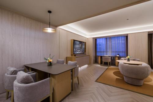 crystal hotel lujiazui financial center