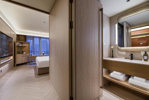 crystal hotel lujiazui financial center