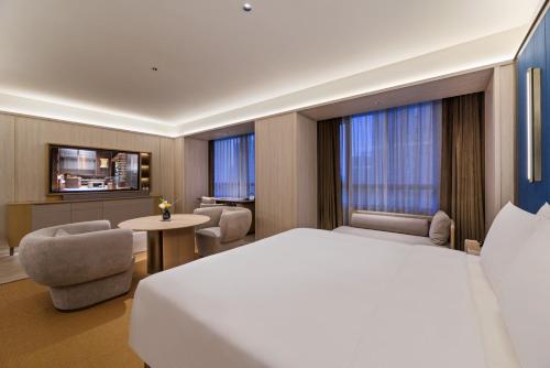 crystal hotel lujiazui financial center