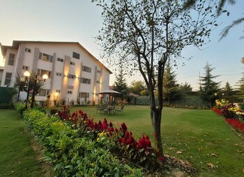 hotel meridien river front rajbagh