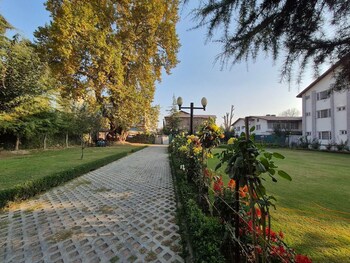 hotel meridien river front rajbagh