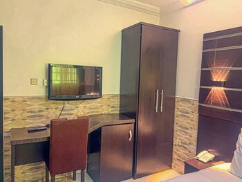 creestar hotel and suites