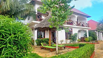 mimi na wewe bungalows hotel