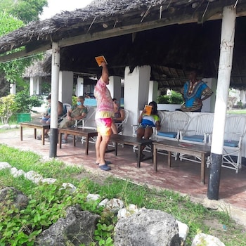 twiga lodge tiwi