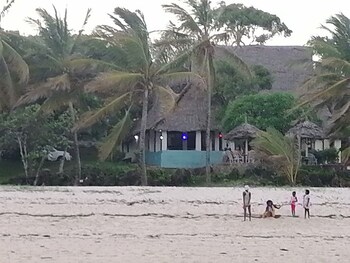 Twiga Lodge Tiwi,,3 star