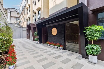 apollo courtyard hotel