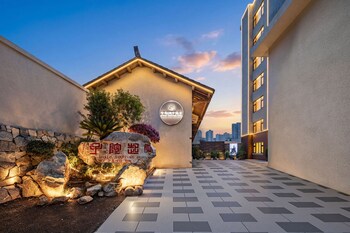 apollo courtyard hotel
