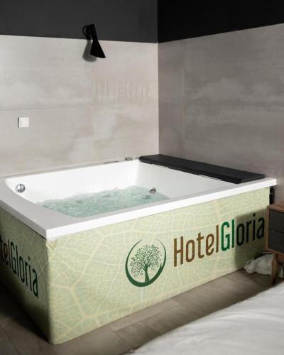 hotel gloria ks