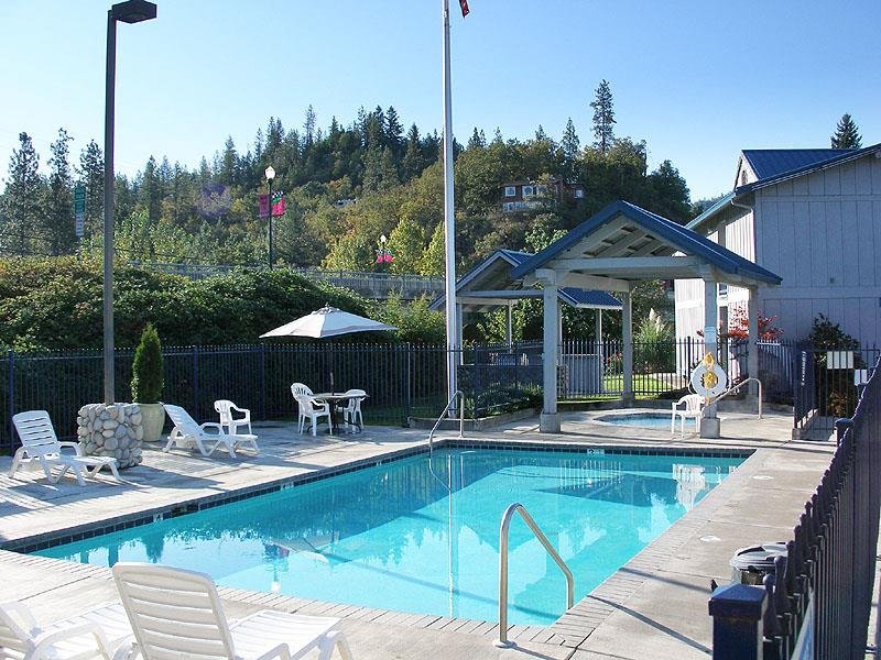 edgewater inn shady cove