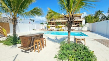 sunny villa matemwe