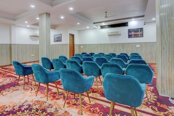restin hotel near golf course road