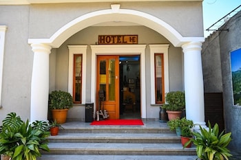 Hotel Epoka,,3 star