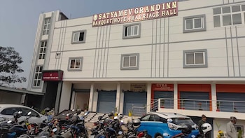 Satyamev Grand Inn,,3 star
