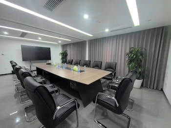 jandh invis high rise panoramic art hotel