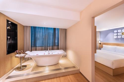 crystal hotel guiyang fountain