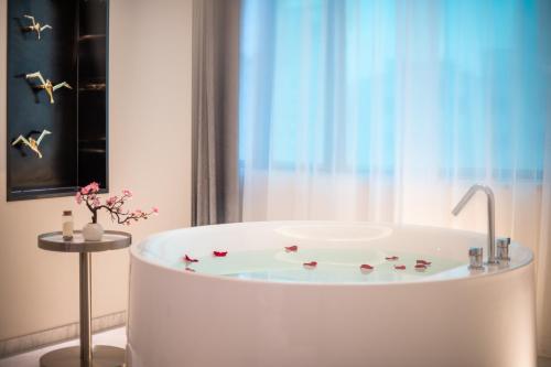 crystal hotel guiyang fountain