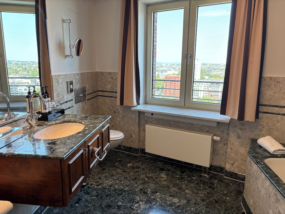 main plaza suite tower