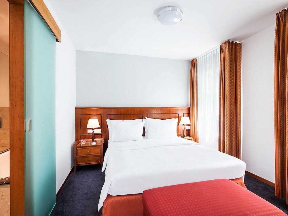 main plaza suite tower