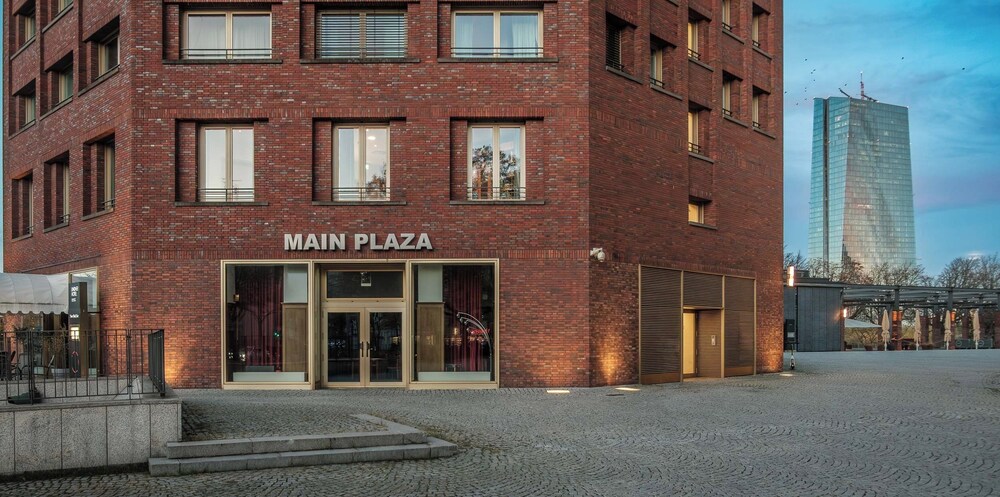 main plaza suite tower