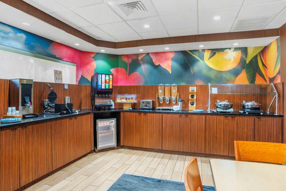 sleep inn and suites pensacola university area