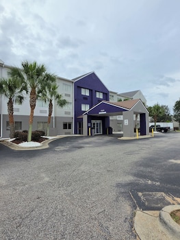 sleep inn and suites pensacola university area