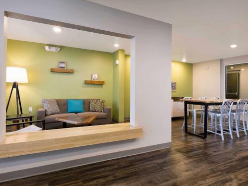 woodspring suites baton rouge airport