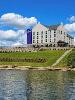 sleep inn and suites savannah tennessee riverfront