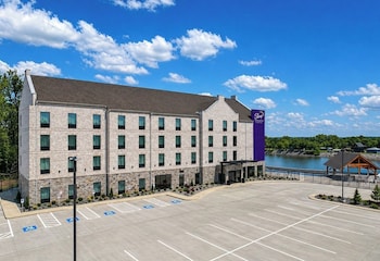 sleep inn and suites savannah tennessee riverfront