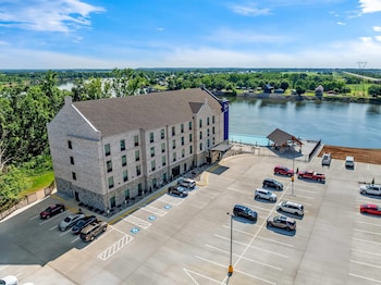 sleep inn and suites savannah tennessee riverfront