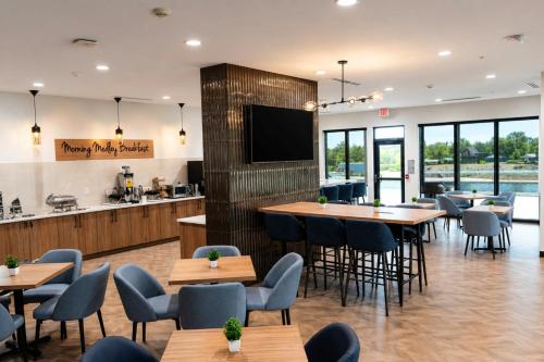 sleep inn and suites savannah tennessee riverfront