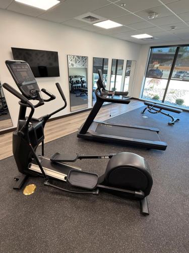 sleep inn and suites savannah tennessee riverfront