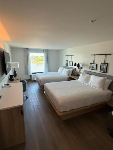 sleep inn and suites savannah tennessee riverfront