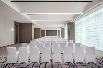 crowne plaza linyi olympic sports centre by ihg