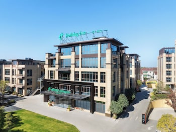 holiday inn shanghai tourism zone by ihg