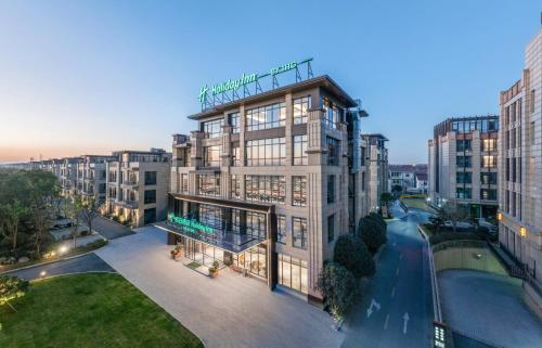 holiday inn shanghai tourism zone by ihg