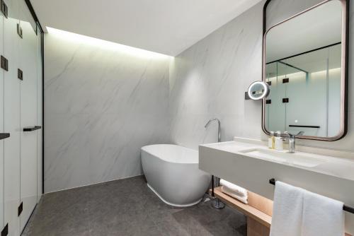 holiday inn shanghai tourism zone by ihg