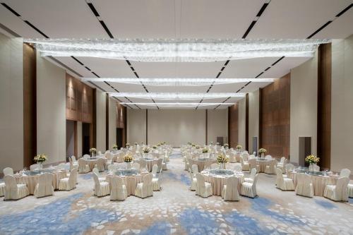 Crowne Plaza Xiangyang Fuchun Lakeside By Ihg,,5 star