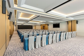 holiday inn express luding by ihg