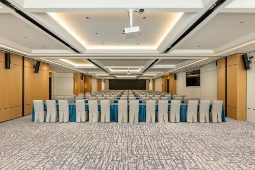 holiday inn express luding by ihg