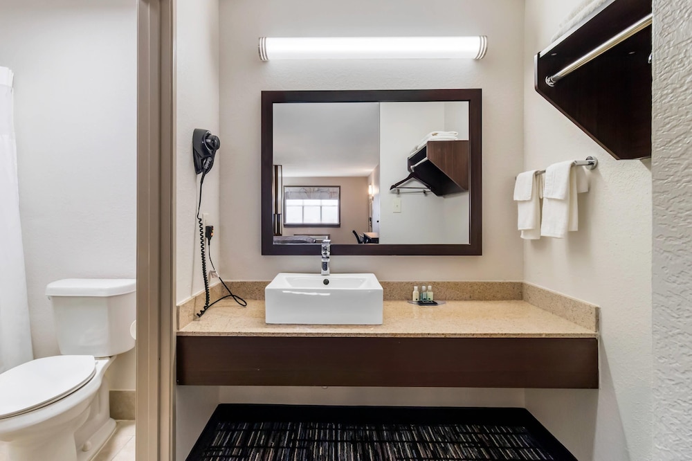 quality inn and suites near six flags and medical center